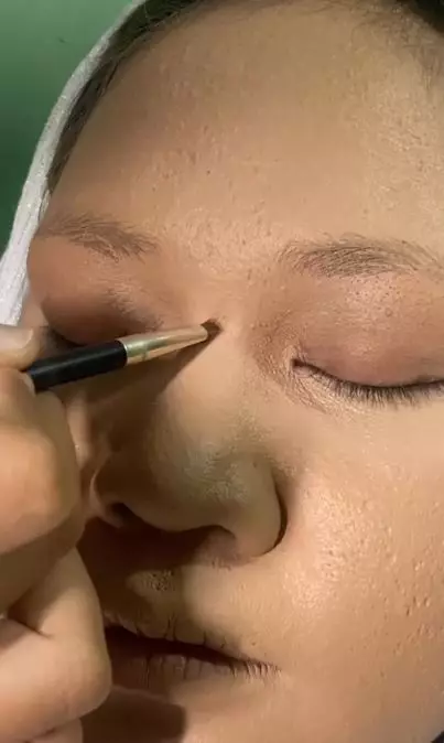 Trik bikin riasan flawless pada wajah bertekstur dengan 2 alat Berbagai sumber Trik bikin riasan flawless pada wajah bertekstur dengan 2 alat Berbagai sumber