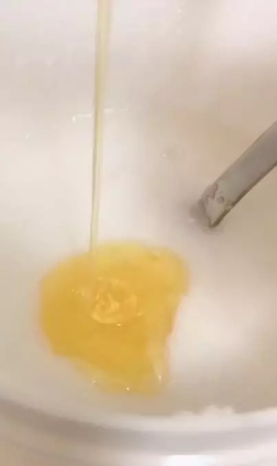 Trik melembutkan kulit pakai body scrub dari 4 bahan alami Berbagai sumber