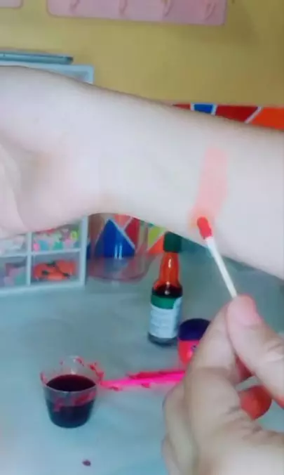 Cara membuat moisturizing lip tint pakai 3 bahan alami Berbagai sumber