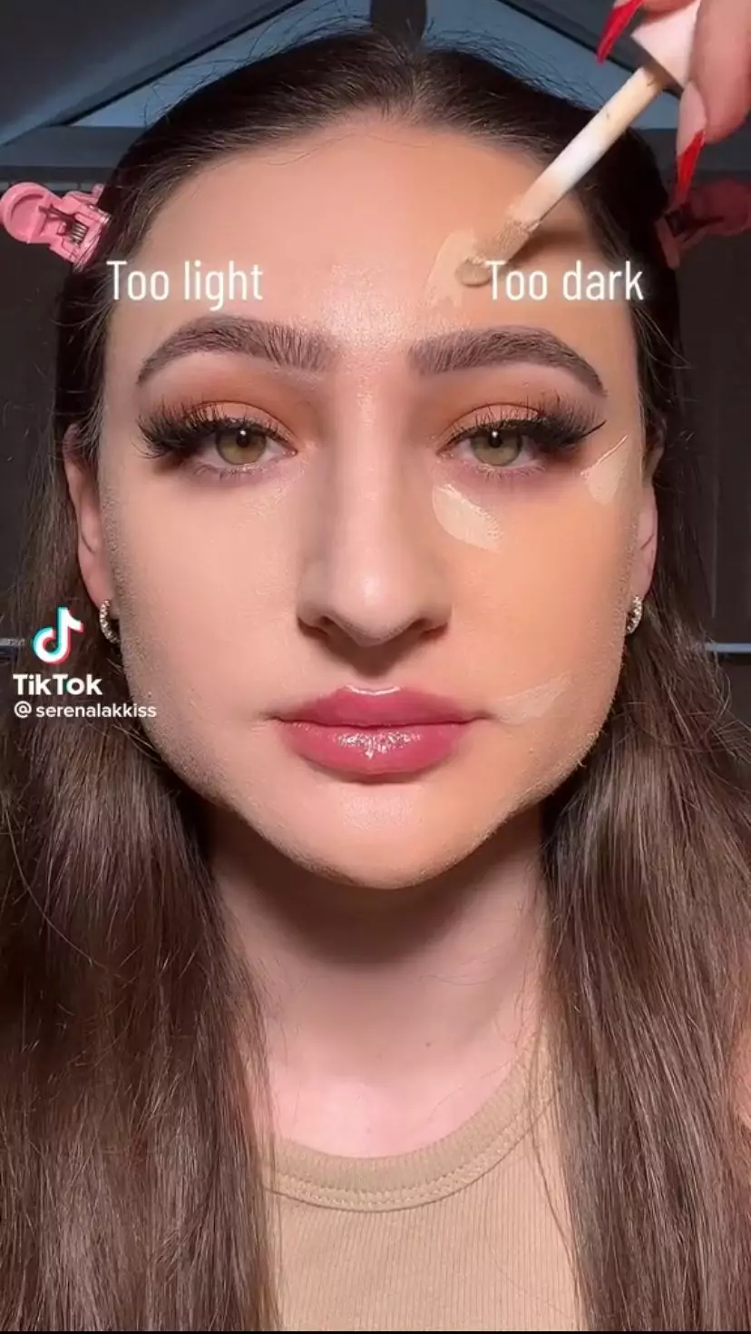 mengatasi foundation yang terlalu gelap atau terang pakai 2 produk © 2023 brilio.net