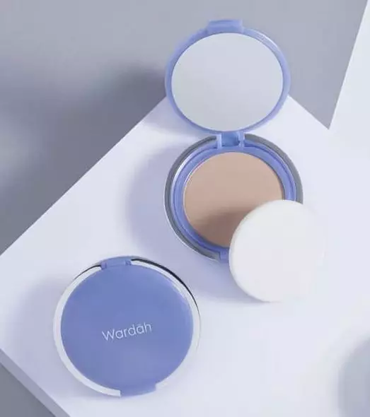 Rekomendasi bedak Wardah untuk kulit berminyak © 2023 brilio.net Rekomendasi bedak Wardah untuk kulit berminyak © 2023 brilio.net