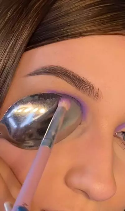 Trik aplikasikan eyeshadow agar simetris pakai 1 alat dapur Berbagai sumber Trik aplikasikan eyeshadow agar simetris pakai 1 alat dapur Berbagai sumber