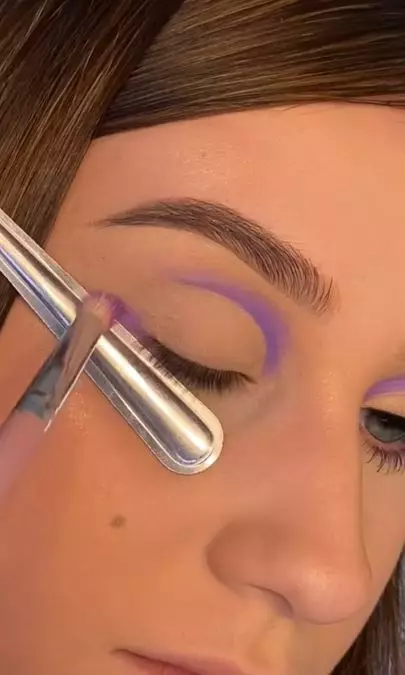 Trik aplikasikan eyeshadow agar simetris pakai 1 alat dapur Berbagai sumber Trik aplikasikan eyeshadow agar simetris pakai 1 alat dapur Berbagai sumber