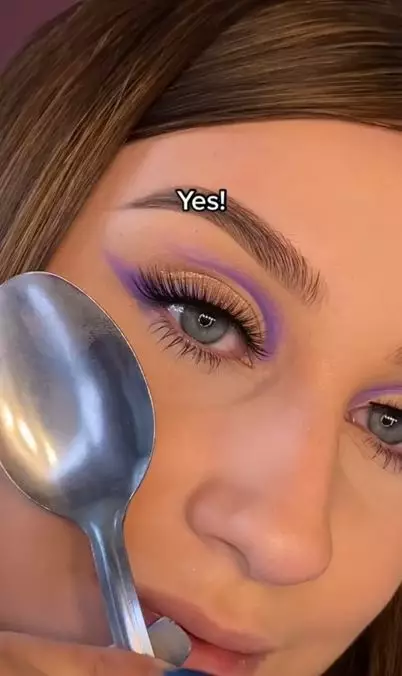 Trik aplikasikan eyeshadow agar simetris pakai 1 alat dapur Berbagai sumber Trik aplikasikan eyeshadow agar simetris pakai 1 alat dapur Berbagai sumber