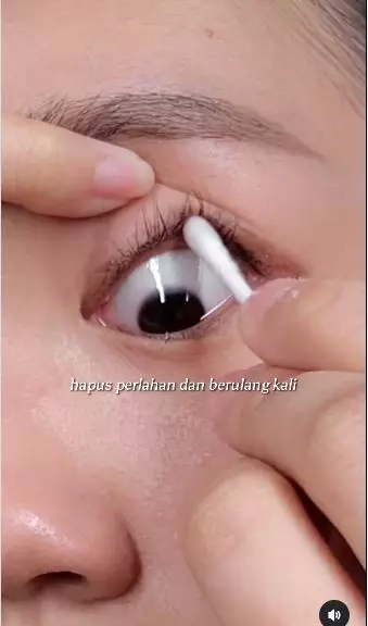 trik bersihkan sisa eyeliner berbagai sumber