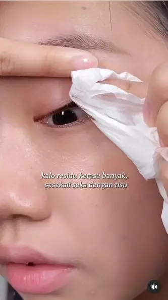 trik bersihkan sisa eyeliner berbagai sumber
