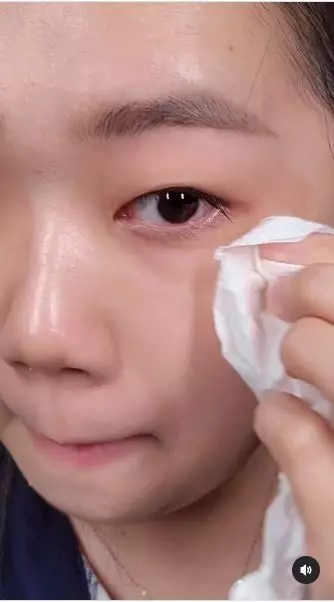 trik bersihkan sisa eyeliner berbagai sumber