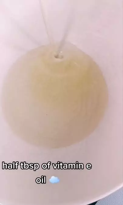 Cara cegah bibir pecah-pecah pakai clear lip gloss dari 3 bahan alami Berbagai sumber