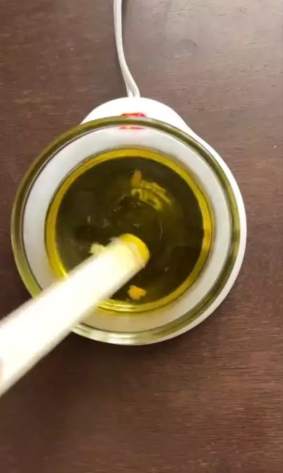 Cara atasi kusam pada rambut keriting pakai serum dari 5 bahan alami Berbagai sumber