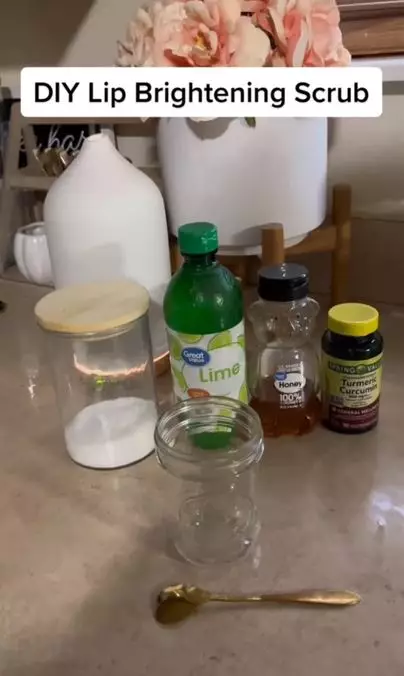 Trik cerahkan pinggiran gelap pada bibir pakai lip scrub dari 5 bahan dapur Berbagai sumber