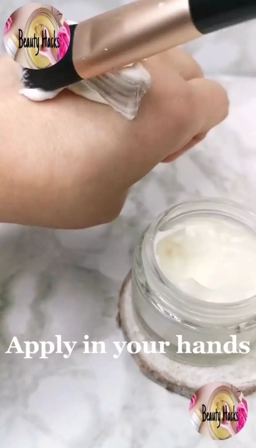 cara memutihkan tangan pakai lulur dari 3 bahan dapur © 2023 brilio.net cara memutihkan tangan pakai lulur dari 3 bahan dapur © 2023 brilio.net