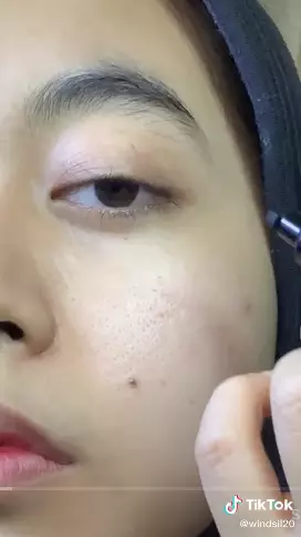 trik menggunakan eyeliner untuk pemilik lipatan mata  berbagai sumber
