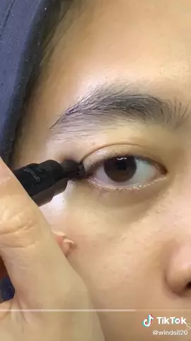 trik menggunakan eyeliner untuk pemilik lipatan mata  berbagai sumber