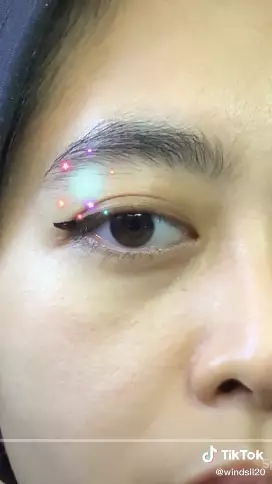 trik menggunakan eyeliner untuk pemilik lipatan mata  berbagai sumber