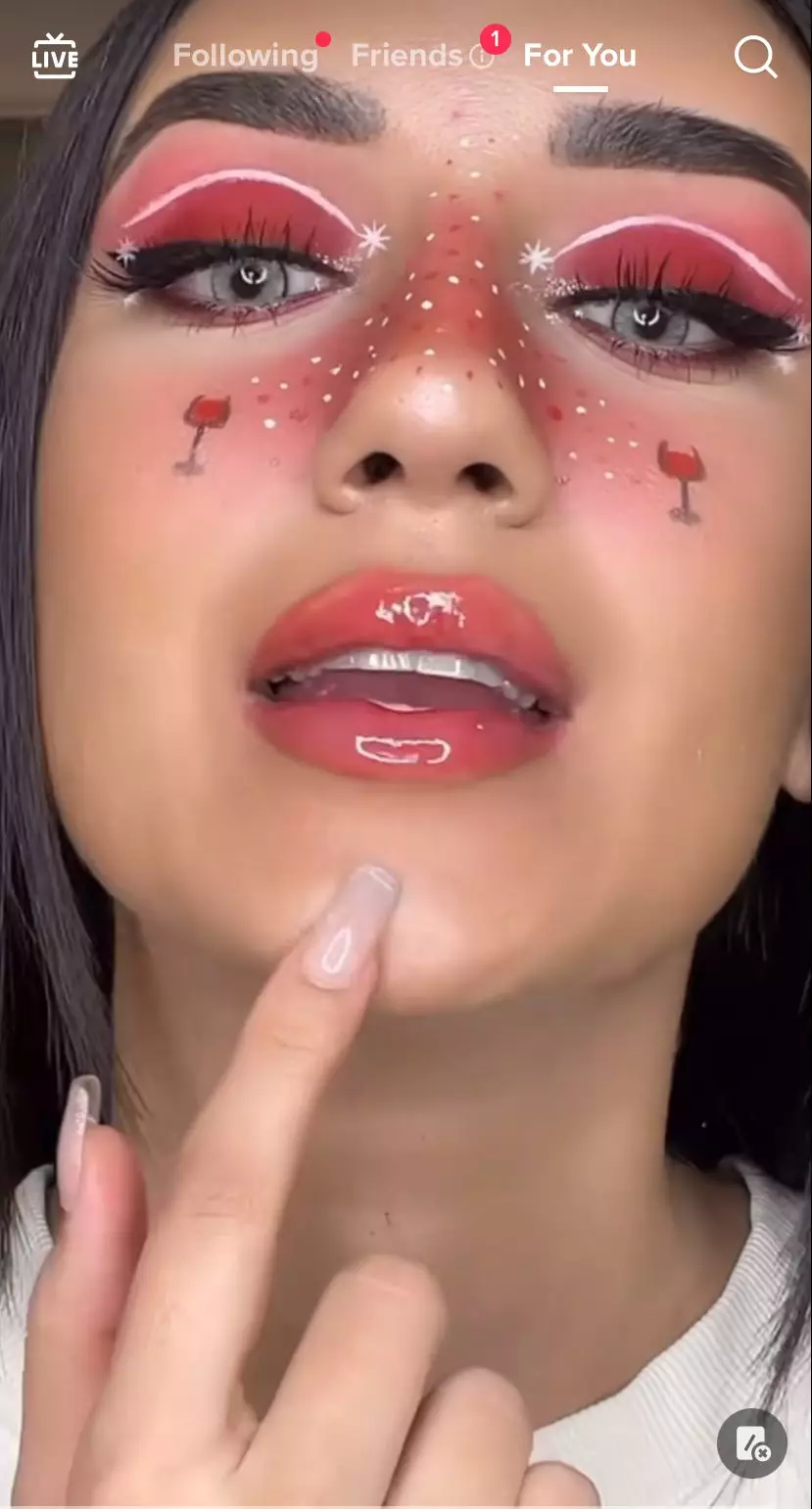 trik ubah shade lipstik yang terlalu merah untuk bibir © 2023 berbagai sumber trik ubah shade lipstik yang terlalu merah untuk bibir © 2023 berbagai sumber