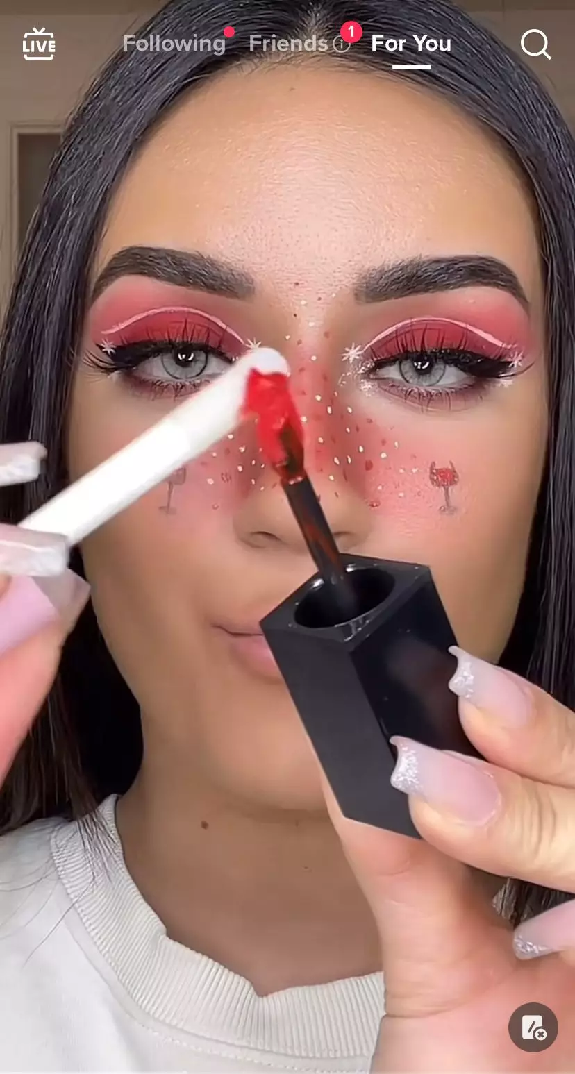 trik ubah shade lipstik yang terlalu merah untuk bibir © 2023 berbagai sumber trik ubah shade lipstik yang terlalu merah untuk bibir © 2023 berbagai sumber