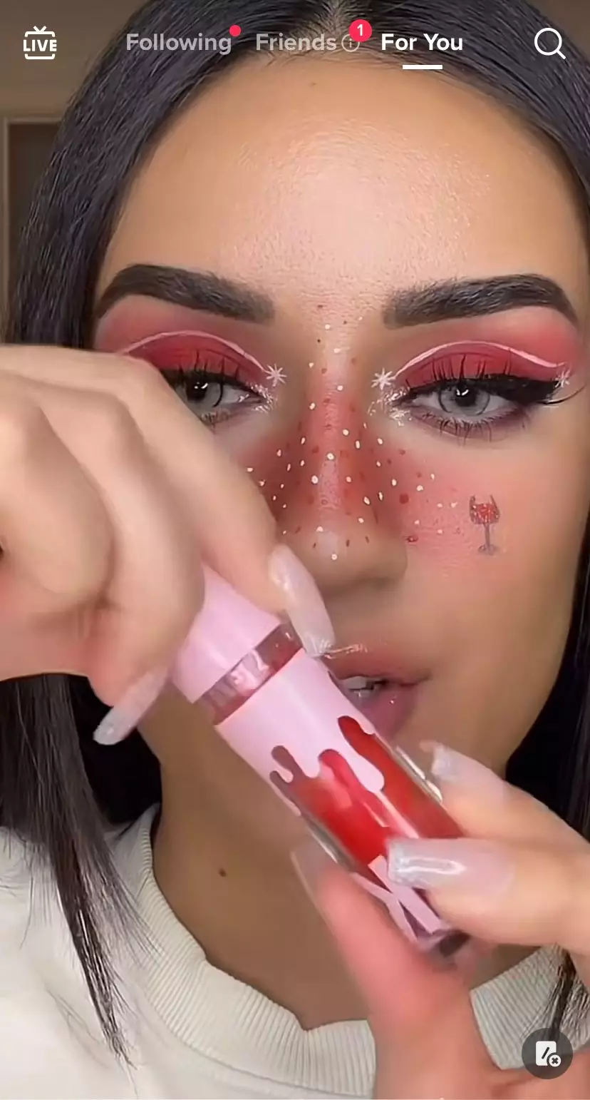 trik ubah shade lipstik yang terlalu merah untuk bibir © 2023 berbagai sumber trik ubah shade lipstik yang terlalu merah untuk bibir © 2023 berbagai sumber