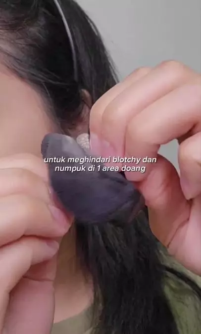Trik aplikasikan bedak tabur agar tidak menggumpal pakai 1 alat makeup Berbagai sumber