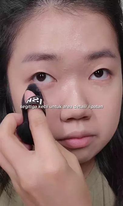 Trik aplikasikan bedak tabur agar tidak menggumpal pakai 1 alat makeup Berbagai sumber