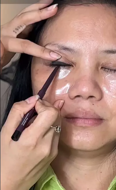 trik pakai eyeliner ala MUA agar mata tak berair berbagai sumber trik pakai eyeliner ala MUA agar mata tak berair berbagai sumber
