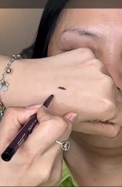 trik pakai eyeliner ala MUA agar mata tak berair berbagai sumber trik pakai eyeliner ala MUA agar mata tak berair berbagai sumber