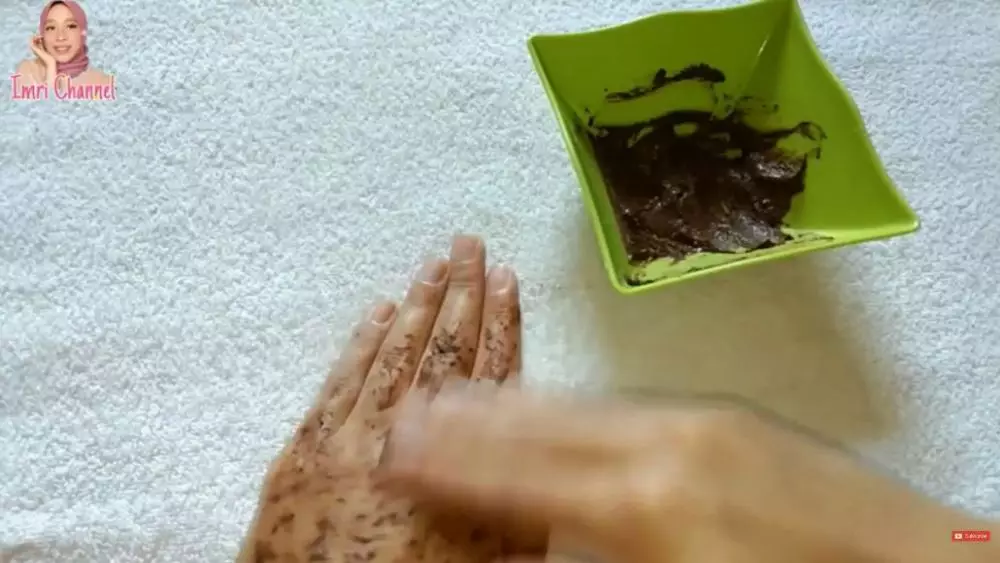 Cara memutihkan kulit pakai scrub berbagai sumber