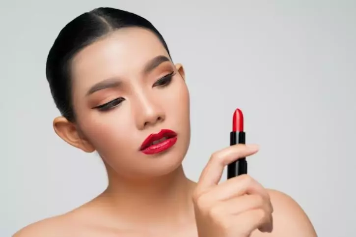 rahasia makeup ala Ussy Sulistiawati berbagai sumber