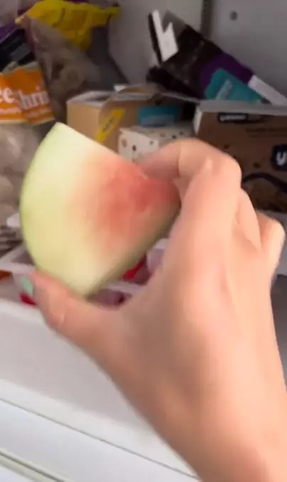 Trik melakukan facial pakai 1 jenis kulit buah Berbagai sumber