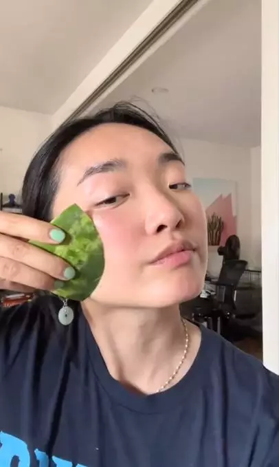 Trik melakukan facial pakai 1 jenis kulit buah Berbagai sumber