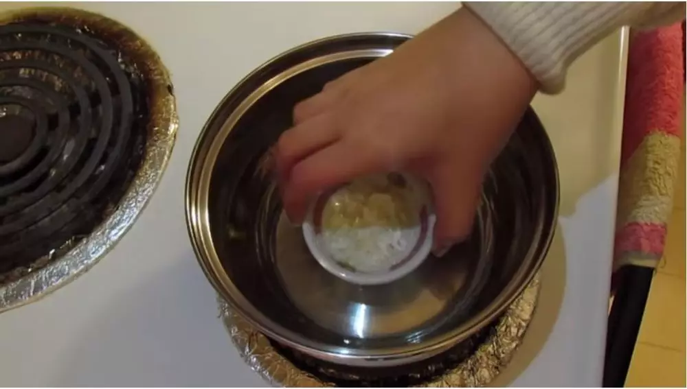 Cara membuat tinted lip balm sendiri di rumah berbagai sumber