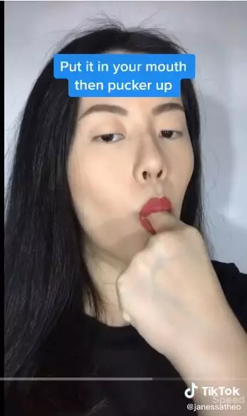 trik pakai lipstik agar tak menempel pada gigi berbagai sumber trik pakai lipstik agar tak menempel pada gigi berbagai sumber