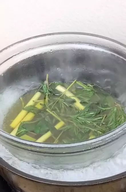 Cara atasi rontok pada rambut keriting pakai hair oil dari 6 bahan alami Berbagai sumber