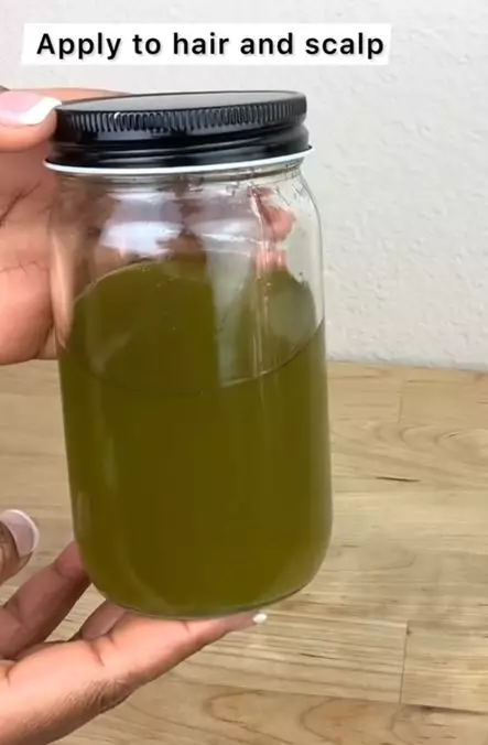 Cara atasi rontok pada rambut keriting pakai hair oil dari 6 bahan alami Berbagai sumber