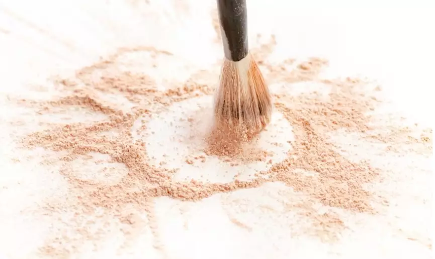 Langkah makeup antilongsor untuk kulit berminyak © 2023 brilio.net