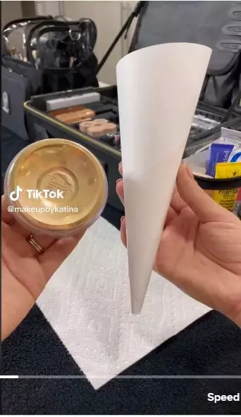 Trik atasi bedak tabur tumpah saat traveling berbagai sumber Trik atasi bedak tabur tumpah saat traveling berbagai sumber