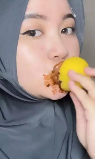 Trik atasi bibir gelap agar kembali cerah dan lembut pakai 1 jenis buah Berbagai sumber Trik atasi bibir gelap agar kembali cerah dan lembut pakai 1 jenis buah Berbagai sumber