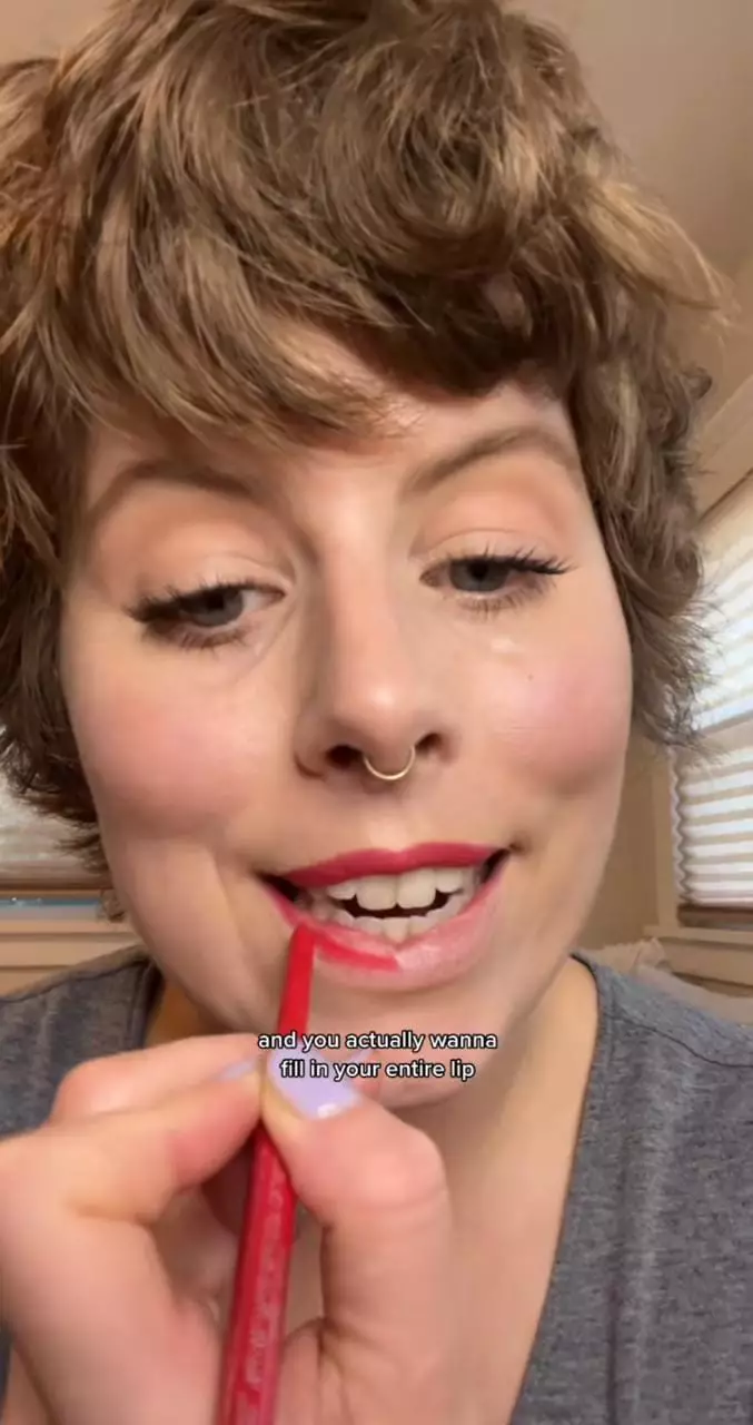 trik bikin lipstik jadi tahan lama seharian © 2023 brilio.net