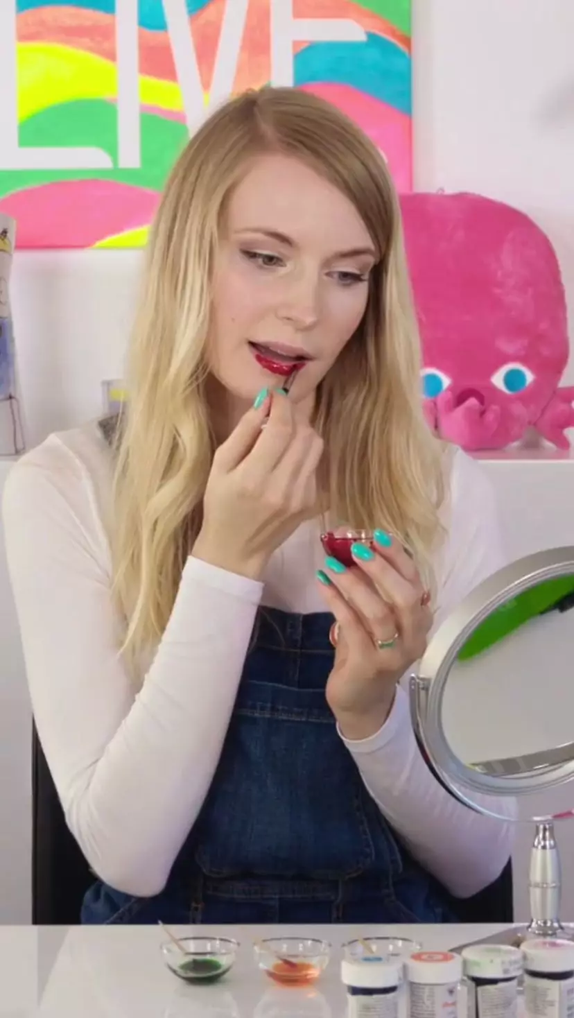 cara bikin lip tato sendiri di rumah cuma pakai 1 bahan dapur © berbagai sumber