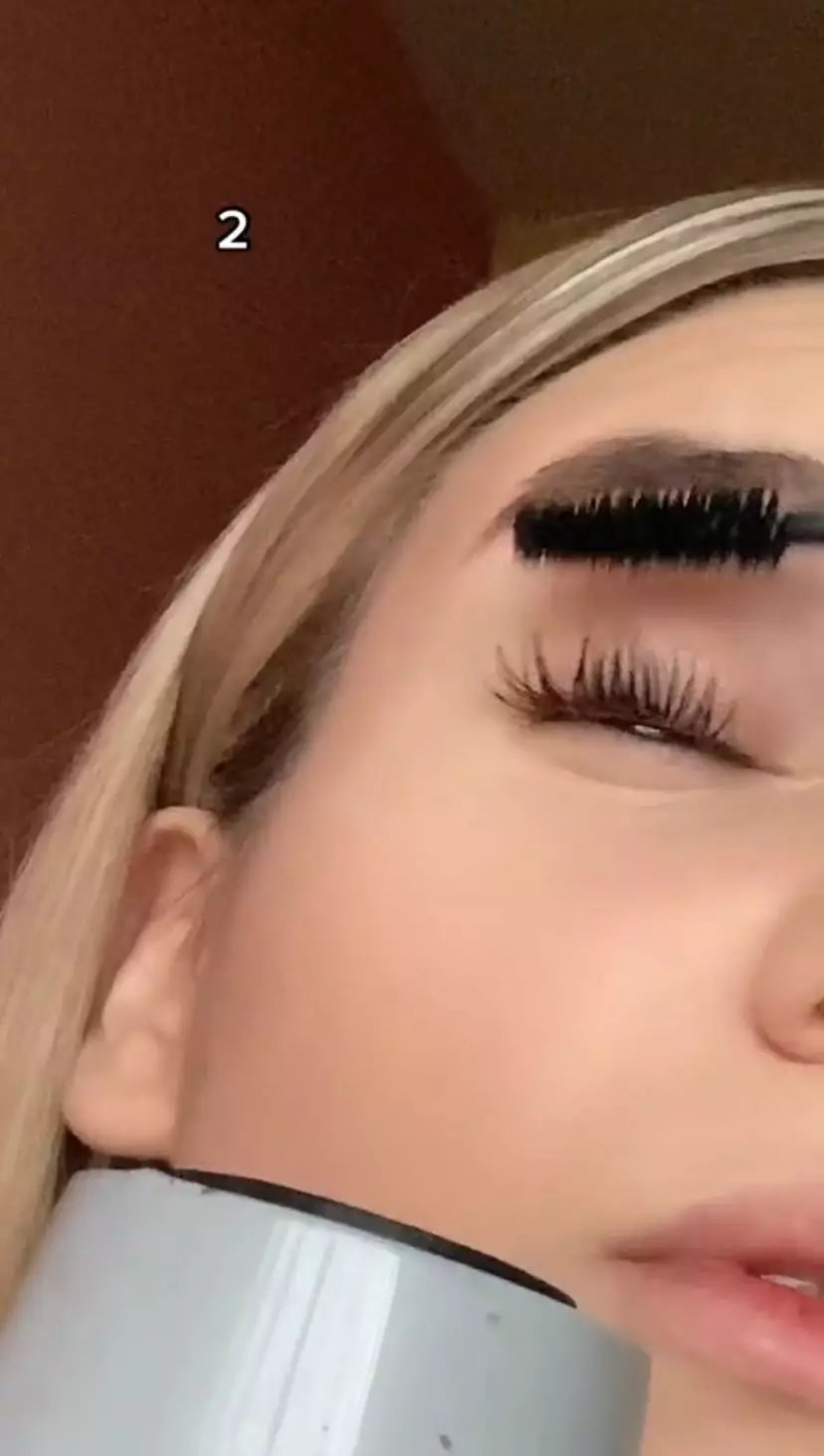 Bulu mata badai bak MUA profesional © berbagai suber