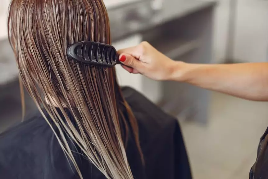 7 kebiasaan sepele yang bisa merusak rambut © freepik.com