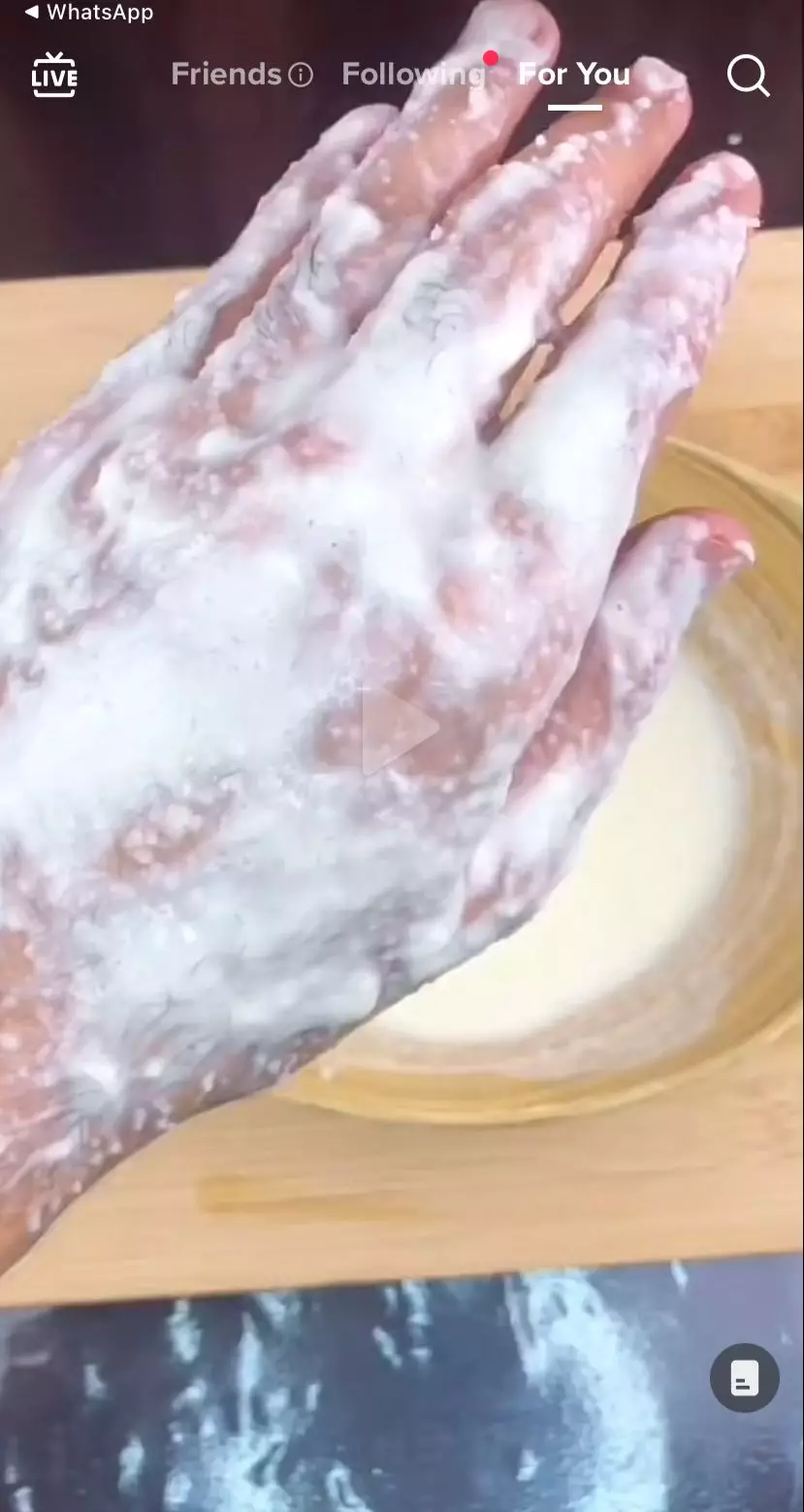 Trik bikin kulit auto putih dalam 1 menit pakai body scrub © 2023 berbagai sumber