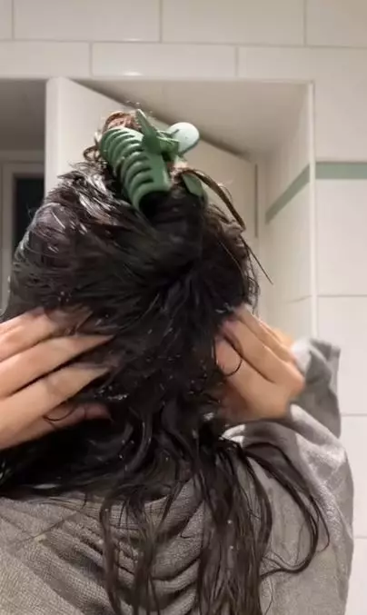 Membuat scrub kulit kepala untuk rawat rambut rusak karena bleaching dari 5 bahan alami Berbagai sumber Membuat scrub kulit kepala untuk rawat rambut rusak karena bleaching dari 5 bahan alami Berbagai sumber