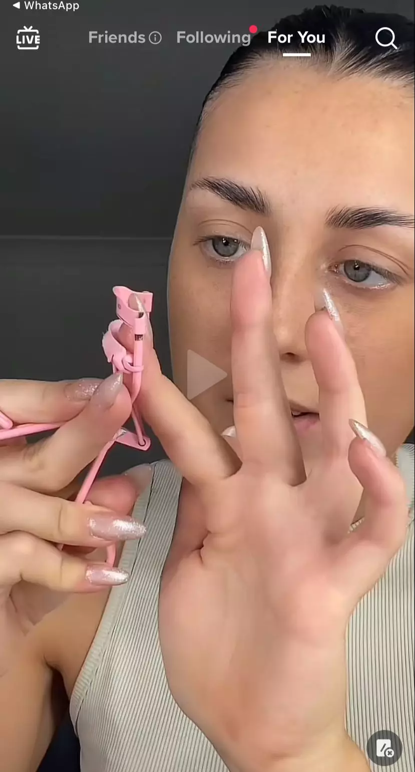  trik bikin bulu mata lentik © berbagai sumber