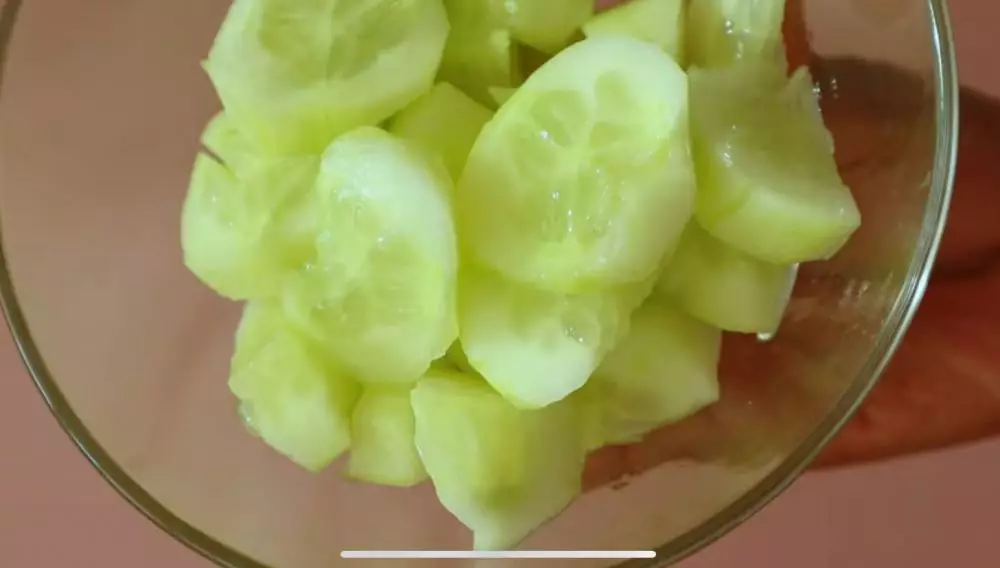 cara membuat face mist hanya dari 1 bahan alami © 2023 brilio.net cara membuat face mist hanya dari 1 bahan alami © 2023 brilio.net