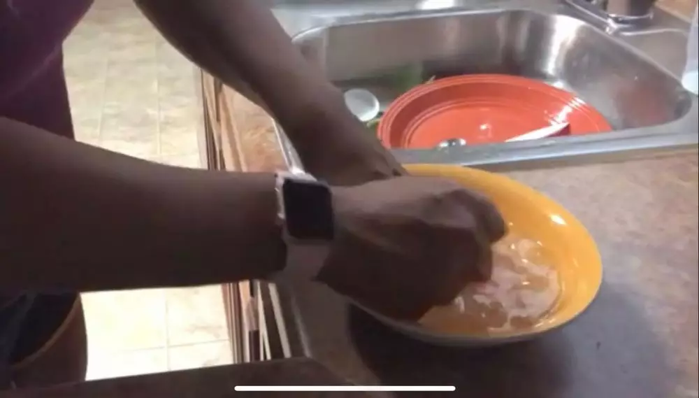 cara membuat masker tangan dari 1 bahan alami © 2023 brilio.net