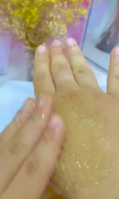 Cara cerahkan kulit pakai body scrub dari 2 bahan dapur Berbagai sumber Cara cerahkan kulit pakai body scrub dari 2 bahan dapur Berbagai sumber