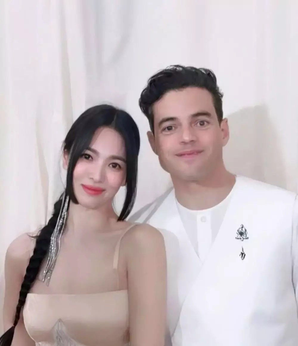 Momen Song Hye-kyo tampil perdana di Met Gala © Instagram