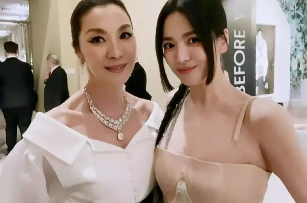 Momen Song Hye-kyo tampil perdana di Met Gala © Instagram