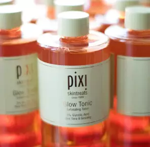 Rekomendasi toner samarkan noda hitam pada wajah © 2023 brilio.net