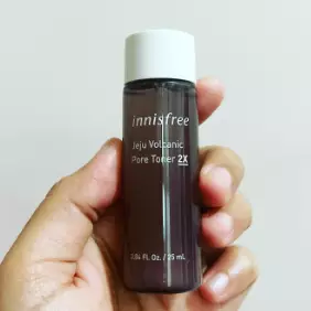 Rekomendasi toner samarkan noda hitam pada wajah © 2023 brilio.net